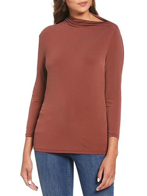 Asymmetric draped top in viscose sablé .